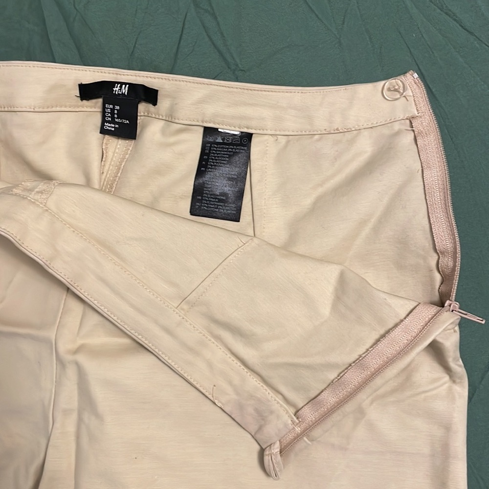 H&M Beige Shorts - Picture 2 of 3